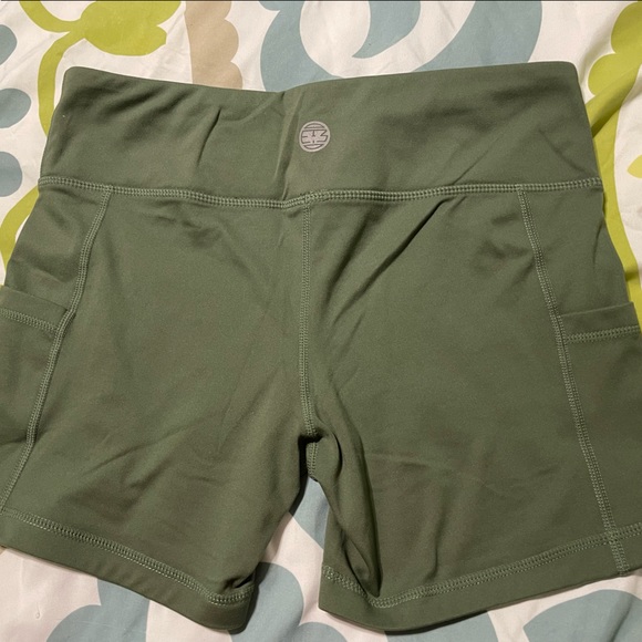 IAB MFG army green high waisted workout shorts size 6/S - Picture 3 of 3